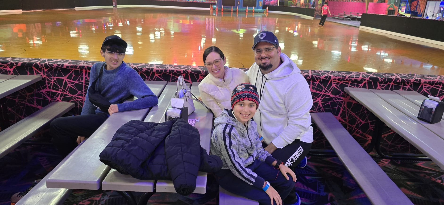 العائلة تبتسم في لقاء 2025