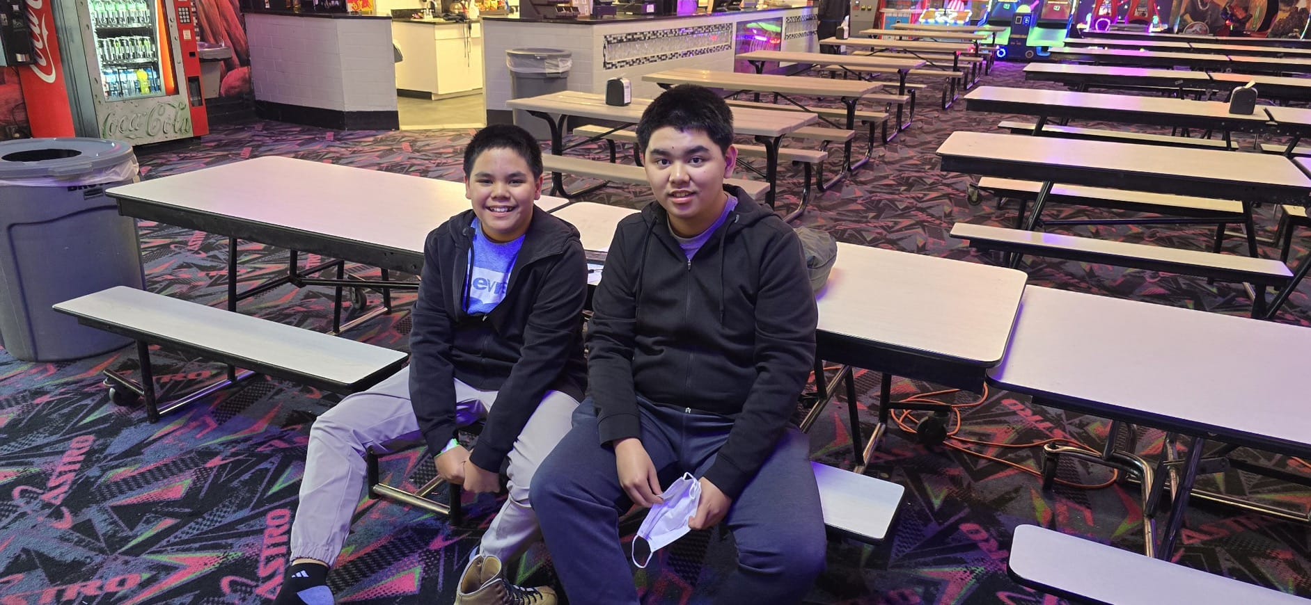 الأولاد يبتسمون