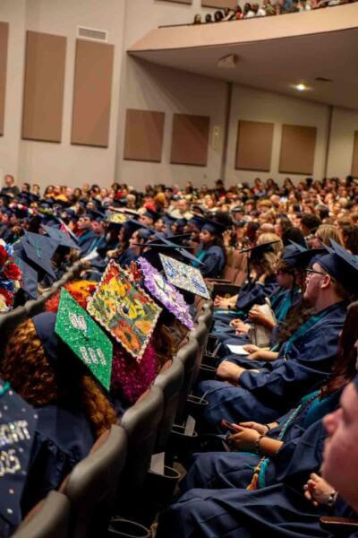 قبعة التخرج مزينة