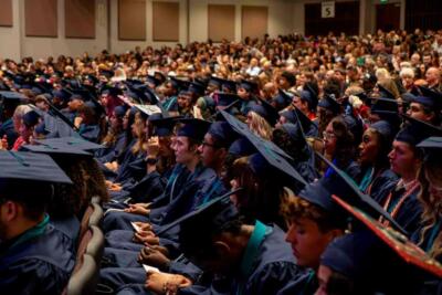 طلاب سعداء بالتخرج