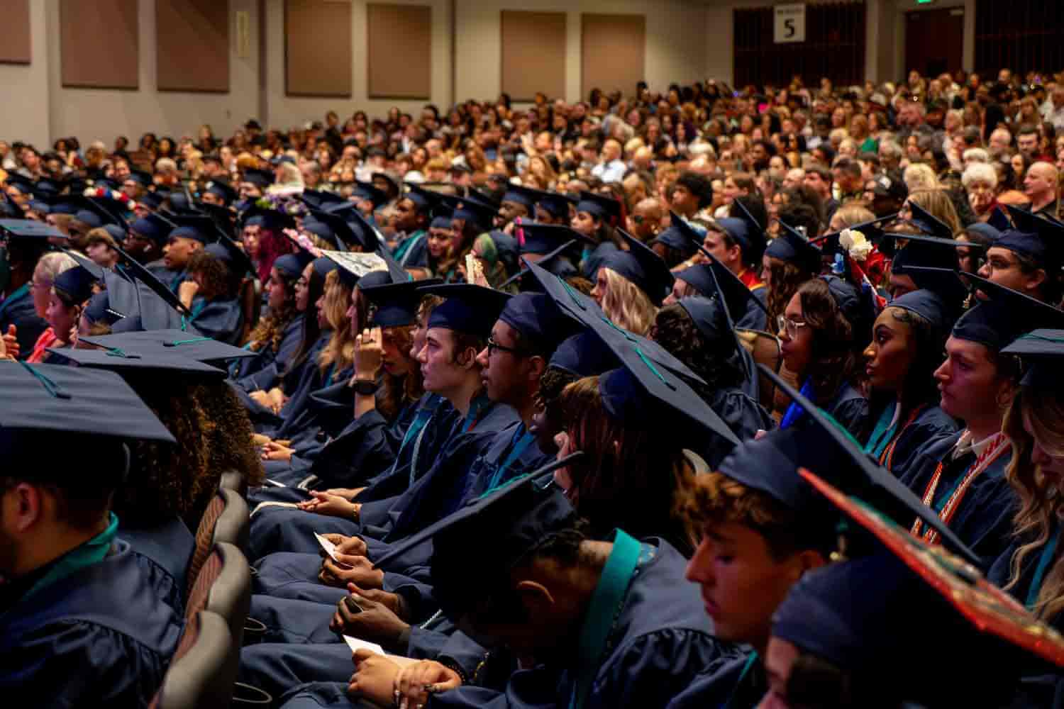 طلاب سعداء بالتخرج