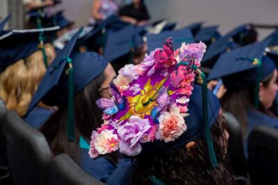 قبعة التخرج مزينة