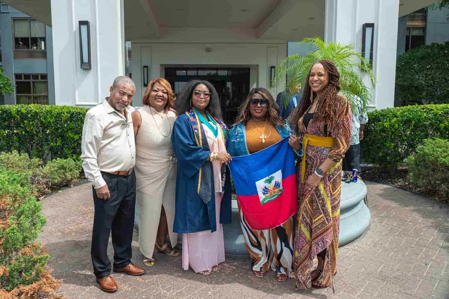 عائلة مع طالب دراسات عليا