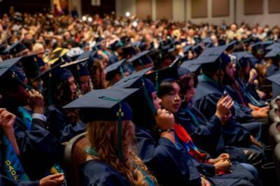 الطلاب عند التخرج