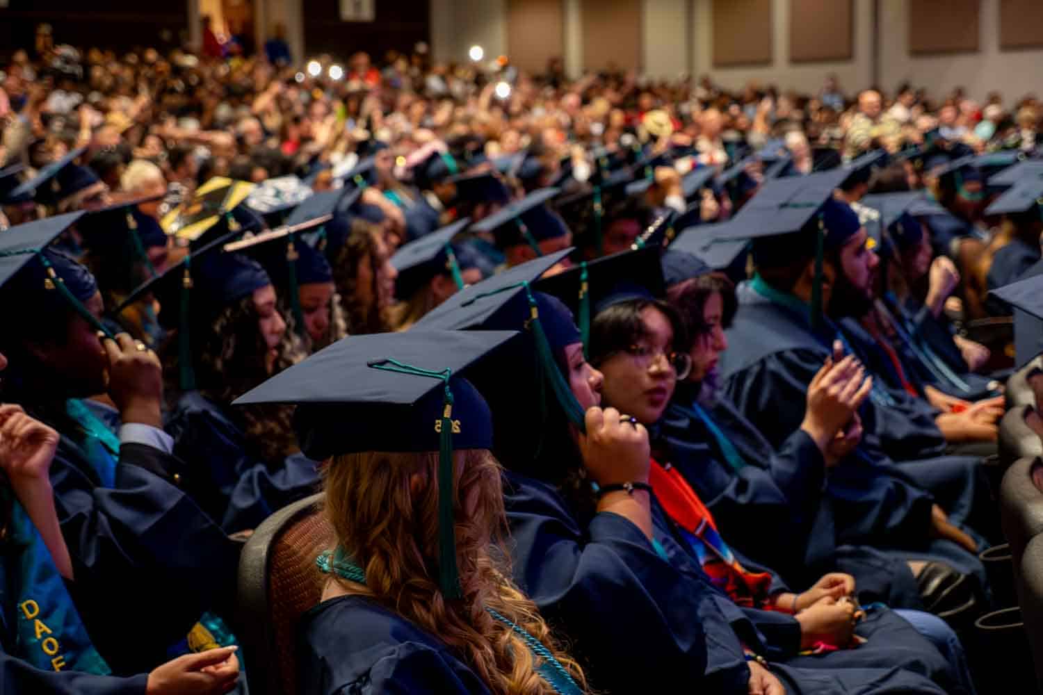 الطلاب عند التخرج