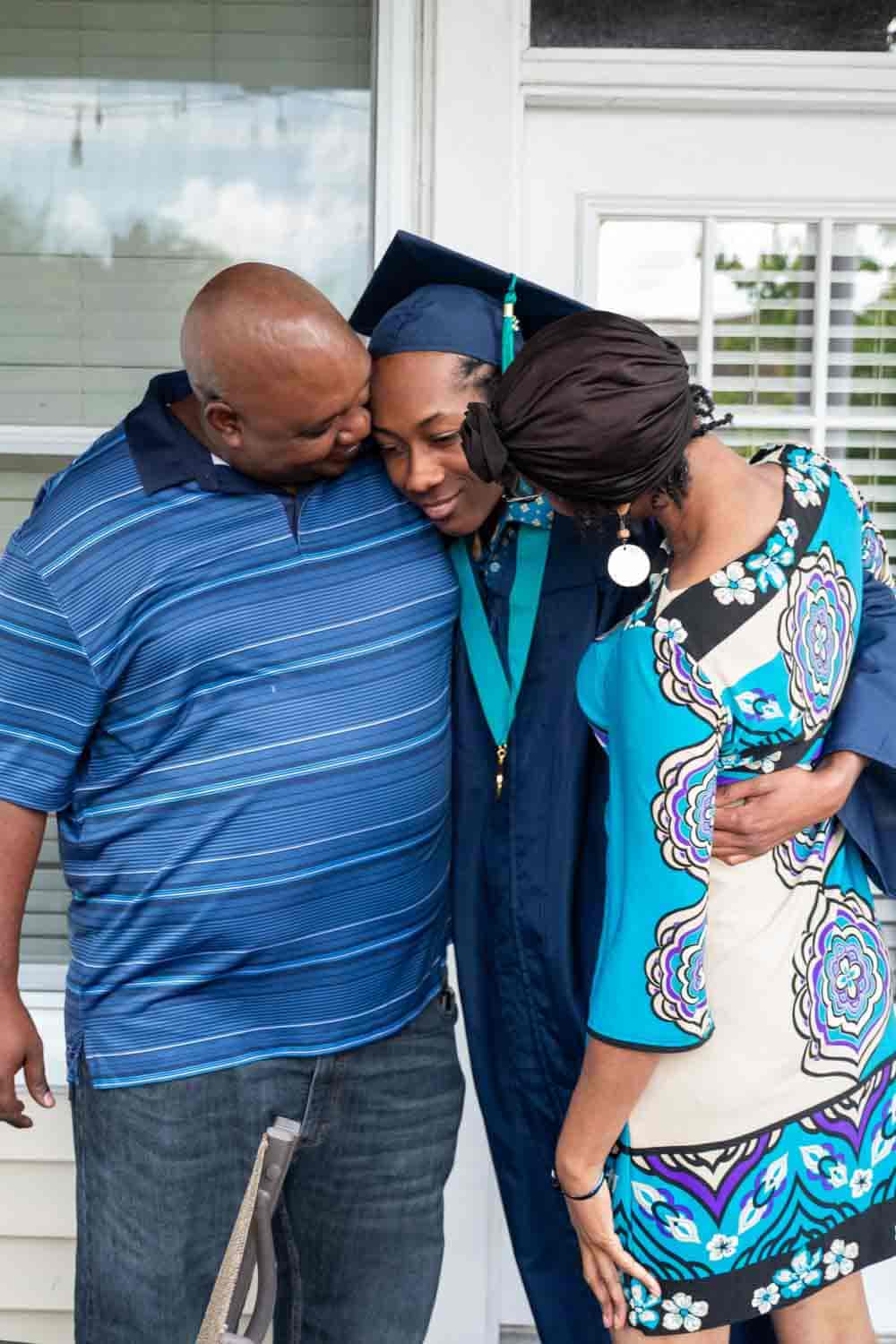 والدان يحتضنان ابنتهما