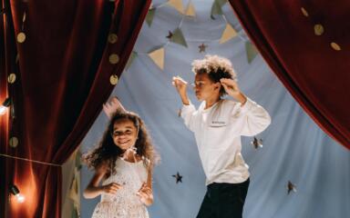 الطلاب يرقصون