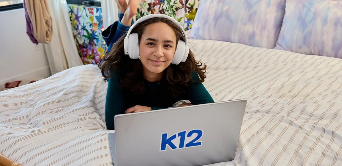 فتاة تبتسم وتستخدم سماعات الرأس