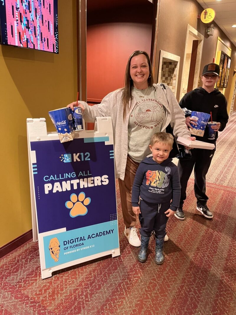 أشخاص يبتسمون في السينما