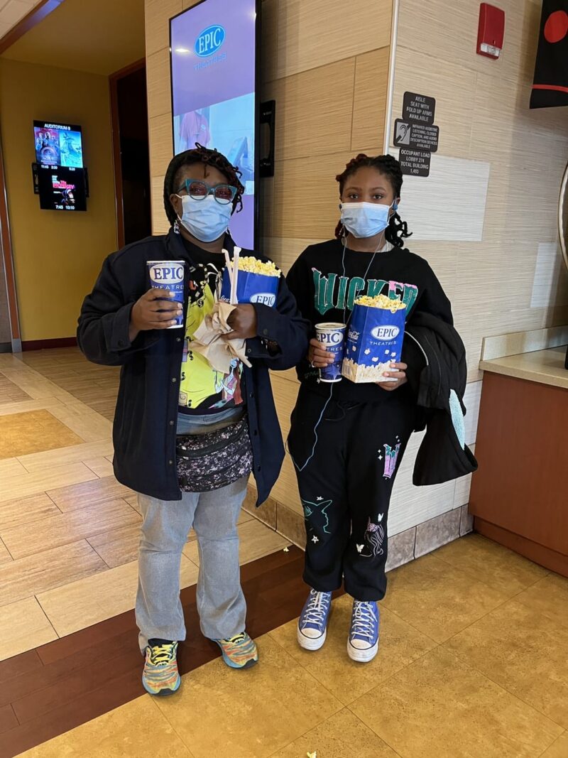 امرأة في ليلة الفيلم مع الفشار