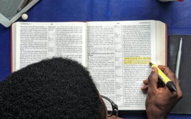 طالب يقرأ الكتاب المقدس