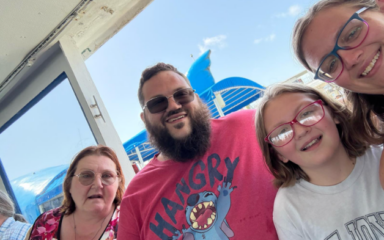 عائلة مبتسمة