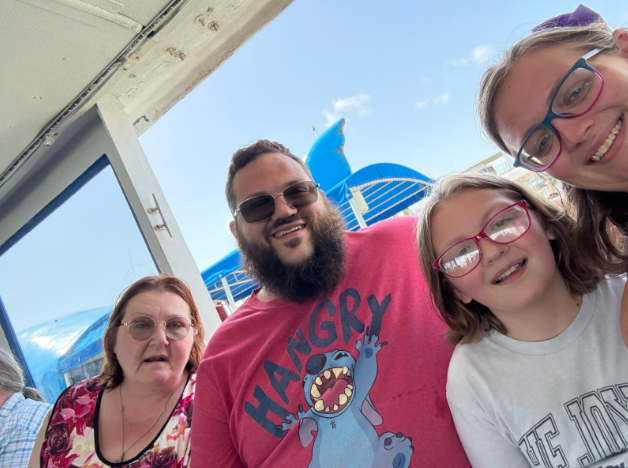 عائلة مبتسمة